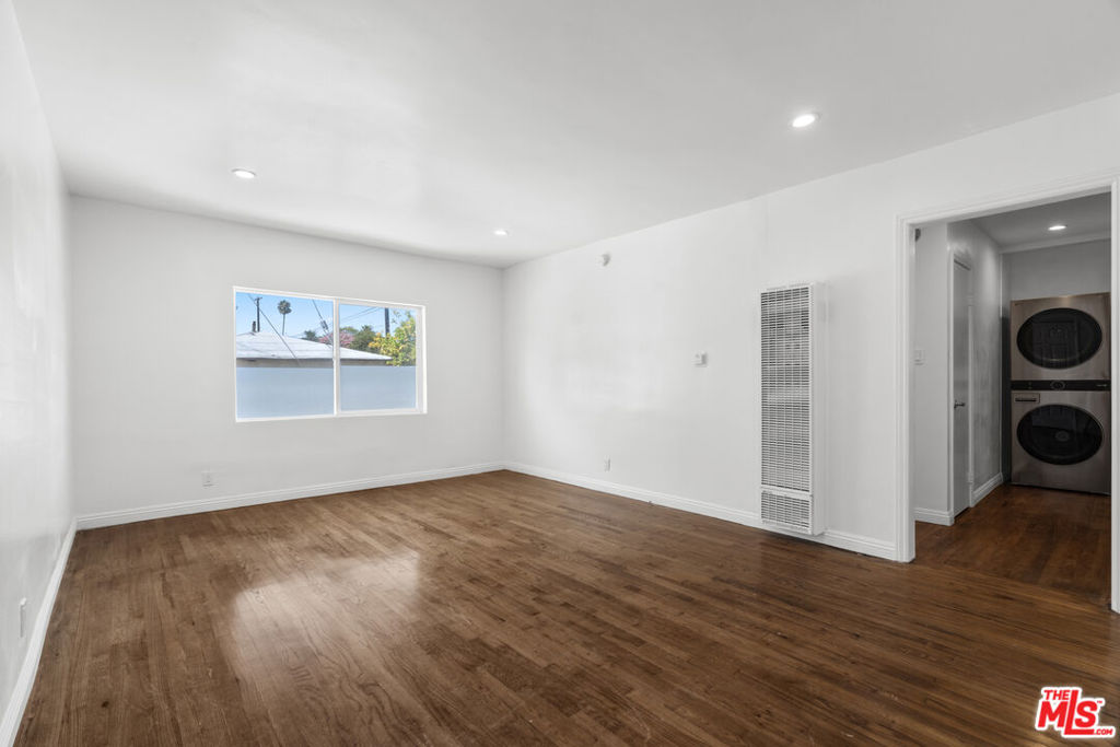 Remodeled 2-bedroom, 1-bathroom unit in a four-unit building located in a prime Venice location. This residence features brand new bathrooms, a newly renovated kitchen with stainless steel appliances, recessed lighting throughout, and a new in-unit washer and dryer. The unit includes parking for two vehicles and access to a shared front courtyard. Situated in one of Venice's most desirable neighborhoods, this unit is just a short stroll from Abbot Kinney Boulevard and Rose Avenue, placing you close to boutique shops, acclaimed restaurants, and vibrant nightlife. Erewhon and Gold's Gym are just around the corner, while the beach is only minutes away, offering the best of Venice living right at your doorstep. Whether you're drawn by the convenience, style, or unbeatable location, this residence is a true gem in a prime coastal community .