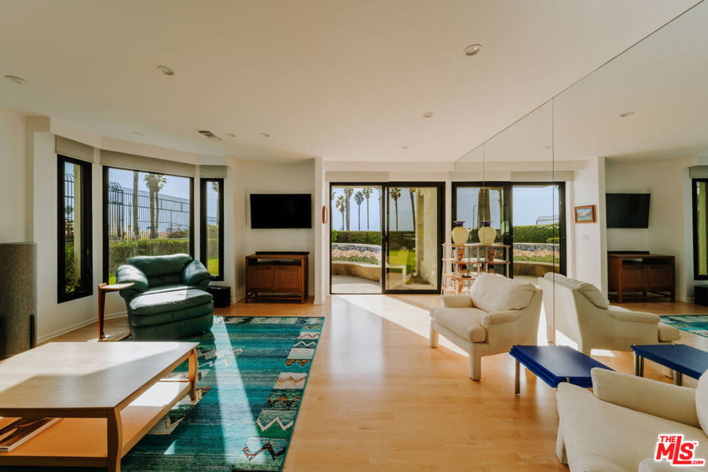 Properties 4 23 Sea Colony Drive