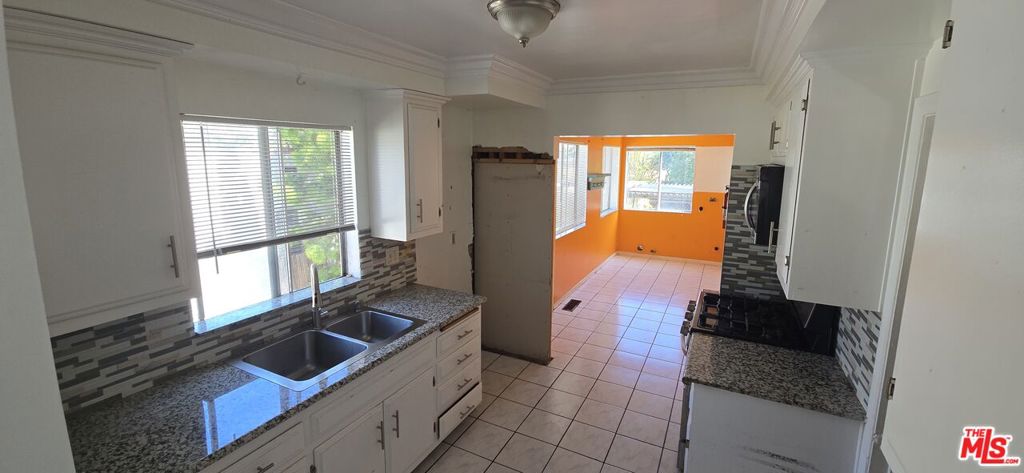 1561 W 7th Street