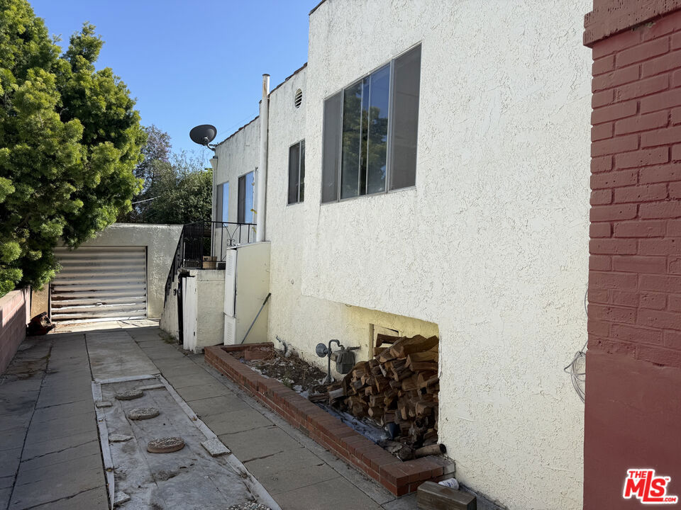 1561 W 7th Street
