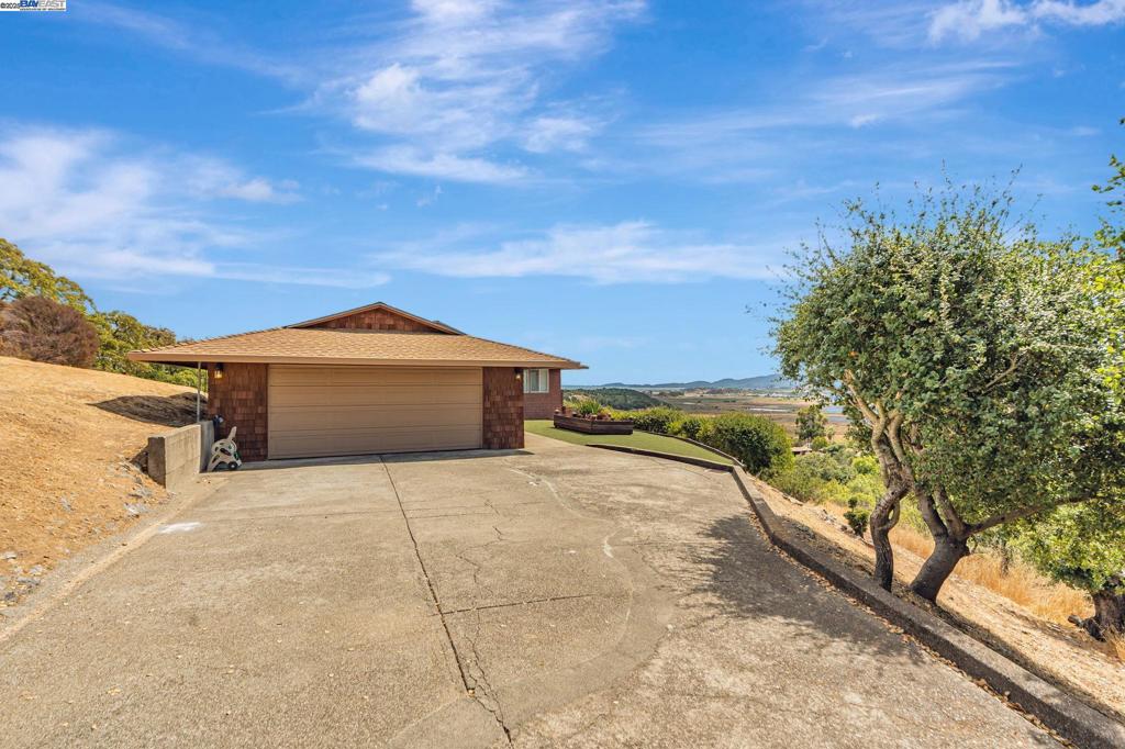 90 Robinhood Dr