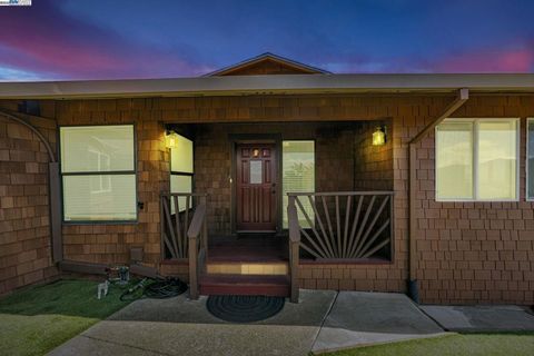 90 Robinhood Dr Novato CA 94945