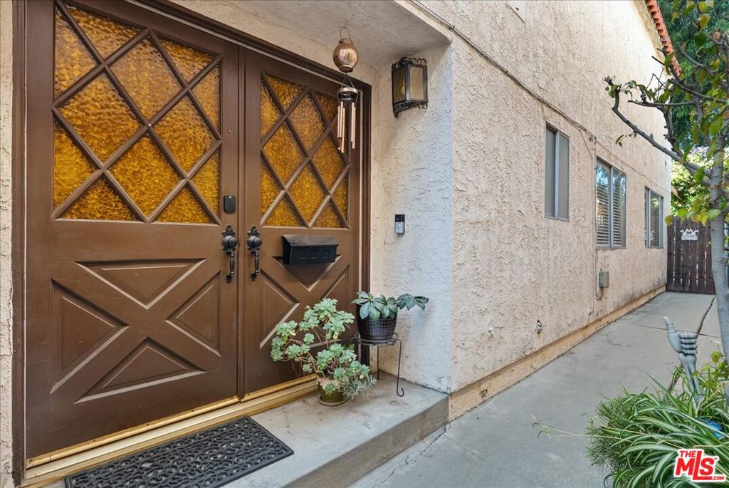 954 W 6th Street