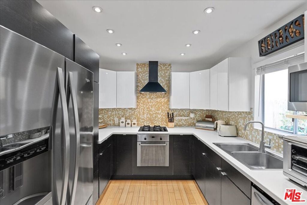 954 W 6th Street