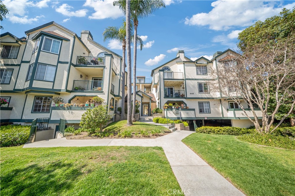 Welcome to this fully remodeled Long Beach retreat—where style, function, and location come together seamlessly. This bright and thoughtfully upgraded 2-bedroom, 2-bathroom condo offers 1,013 square feet of modern living in one of the city’s most vibrant and walkable neighborhoods.
Step inside to discover fresh interior paint, all-new flooring, and beautifully redesigned bathrooms. The kitchen has been completely modernized with sleek finishes and newer appliances, while energy-efficient windows fill the space with natural light. A dedicated dining area adds flexibility for entertaining, and the private patio offers the perfect spot for morning coffee or a quiet evening wind-down.
Centrally located near cafes, boutiques, parks, and transit, this home delivers convenience and character in equal measure. Whether you're an owner-occupant or investor, this move-in-ready property is a standout opportunity in Long Beach.
