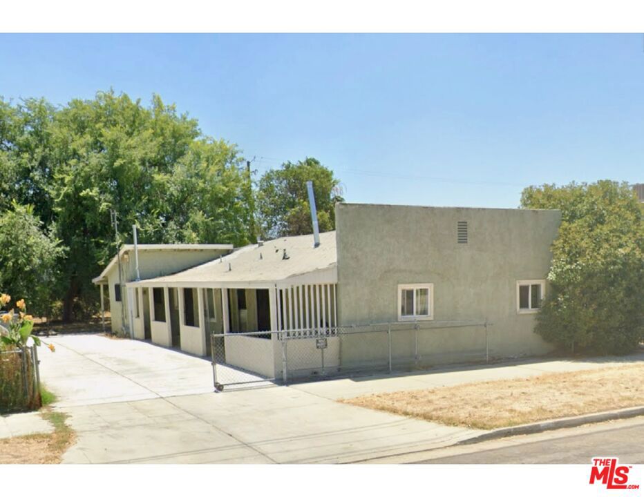New Duplex Investment Opportunity in Fresno CountyWe're excited to present a well-located duplex at 321 W Minarets Ave in Pinedale, a desirable neighborhood within the City of Fresno. Priced at $395,000, this value-add opportunity features two spacious 2-bedroom, 1-bathroom units, one of which has been recently renovated. Both units will be delivered vacant, allowing investors to immediately set market rents or an owner-user to occupy one side.Pinedale is a growing submarket in Fresno County, known for its strong rental demand, proximity to shopping and dining at River Park, and access to the highly rated Clovis Unified School District. Residents enjoy a great quality of life with nearby parks, restaurants like Dog House Grill and Pismo's Coastal Grill, and easy access to CSU Fresno and major freeways.With excellent fundamentals and both units vacant, 321 W Minarets Ave is an ideal opportunity for those looking to invest in one of Central California's most promising markets.