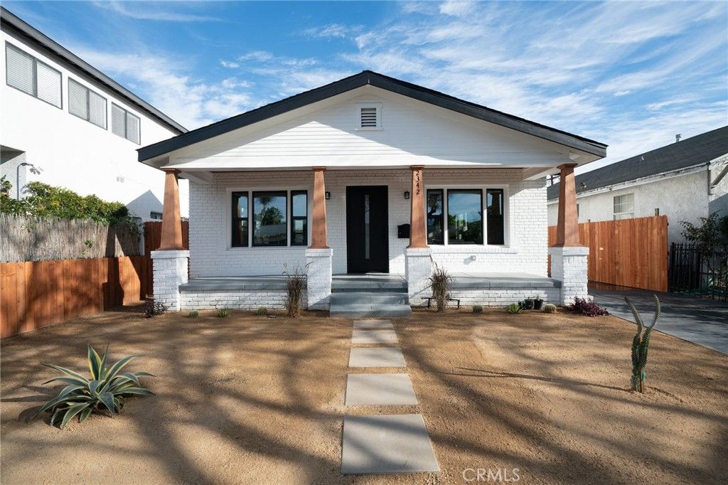 Photo of 2342 S Cochran Ave, Los Angeles, CA 90016 (MLS # DW25227755)