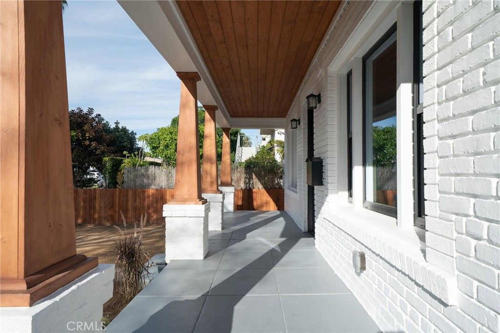 Photo of 2342 S Cochran Ave, Los Angeles, CA 90016 (MLS # DW25227755)