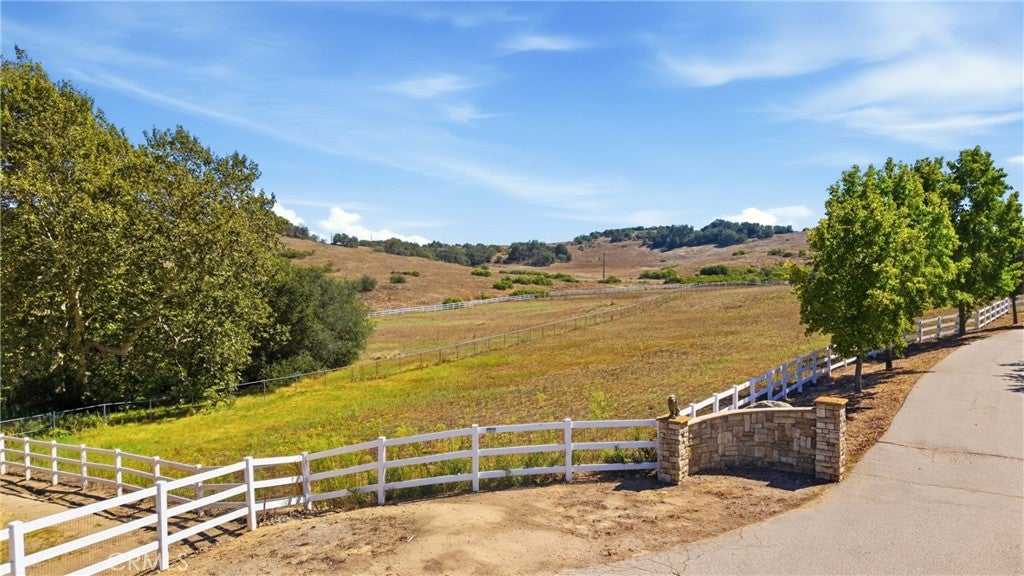 8 Oak Trail Court
