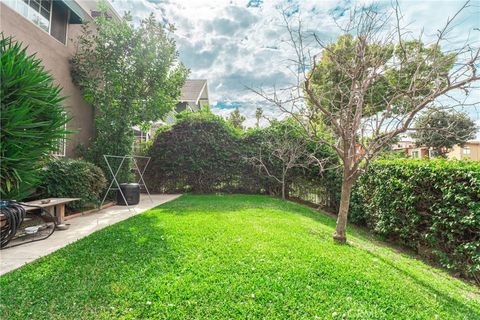 Photo of 1314 S Manhattan Pl, Los Angeles, CA 90019 (MLS # DW26028444)