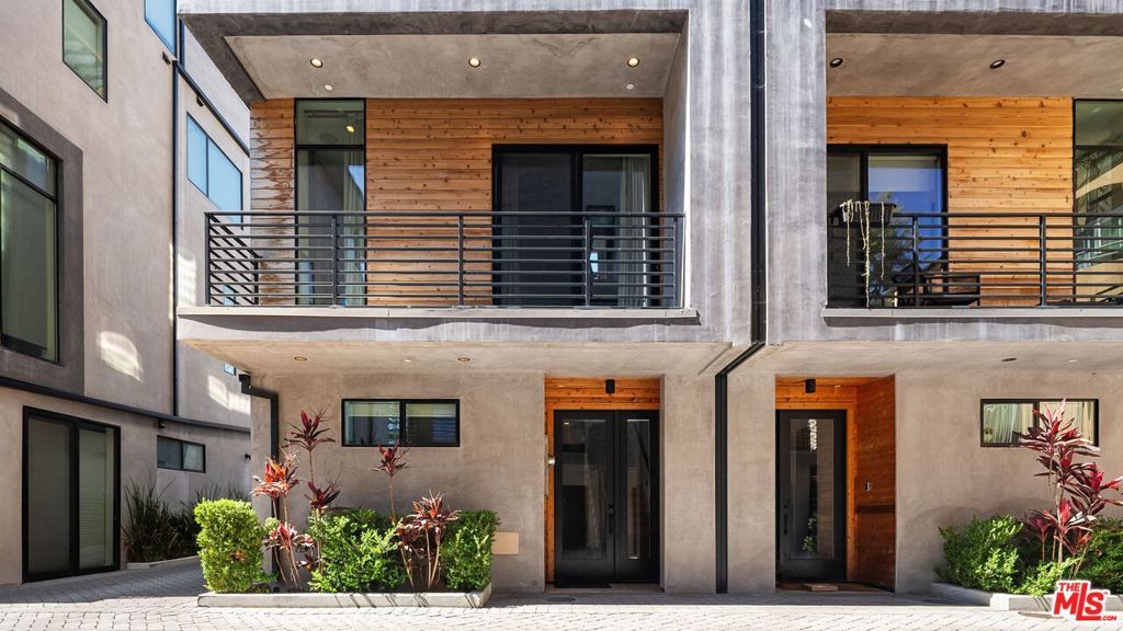 Photo of 4427 Studio Place, Studio City, CA 91602 (MLS # 26666849)