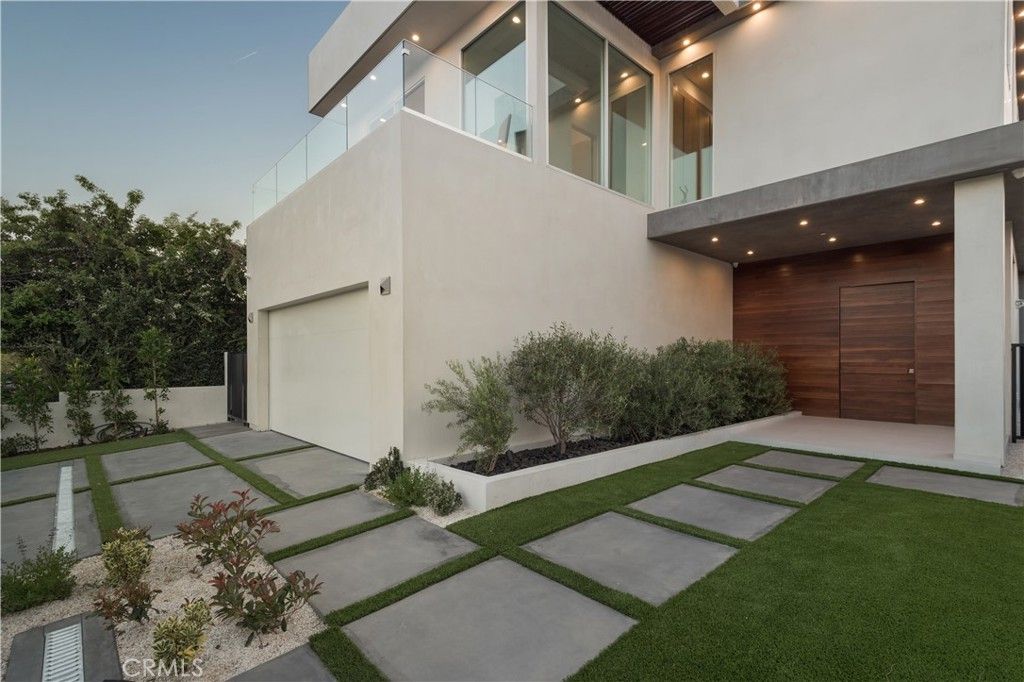 Photo of 627 N Vista Street, Los Angeles, CA 90036 (MLS # SR25179381)