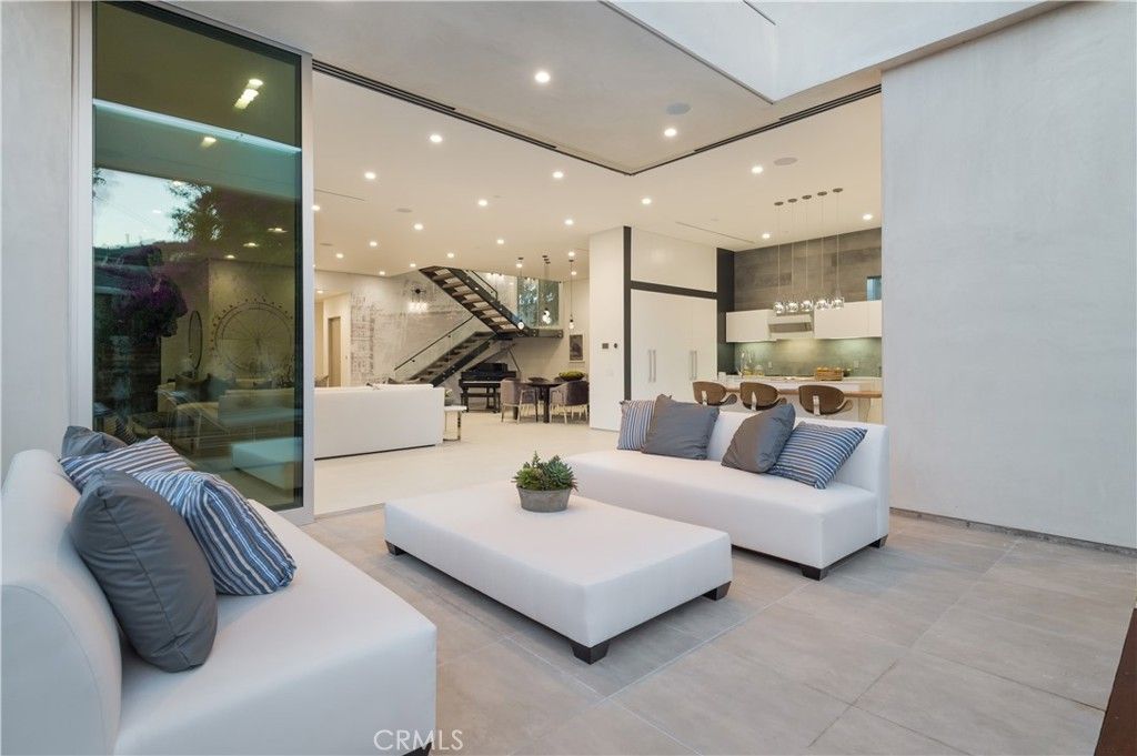 Photo of 627 N Vista Street, Los Angeles, CA 90036 (MLS # SR25179381)