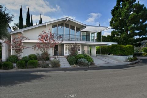 Photo of 11566 Dona Teresa Dr, Studio City, CA 91604 (MLS # SR25233281)