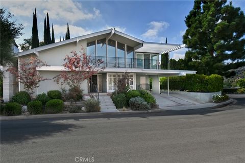 Photo of 11566 Dona Teresa Dr, Studio City, CA 91604 (MLS # SR25233281)
