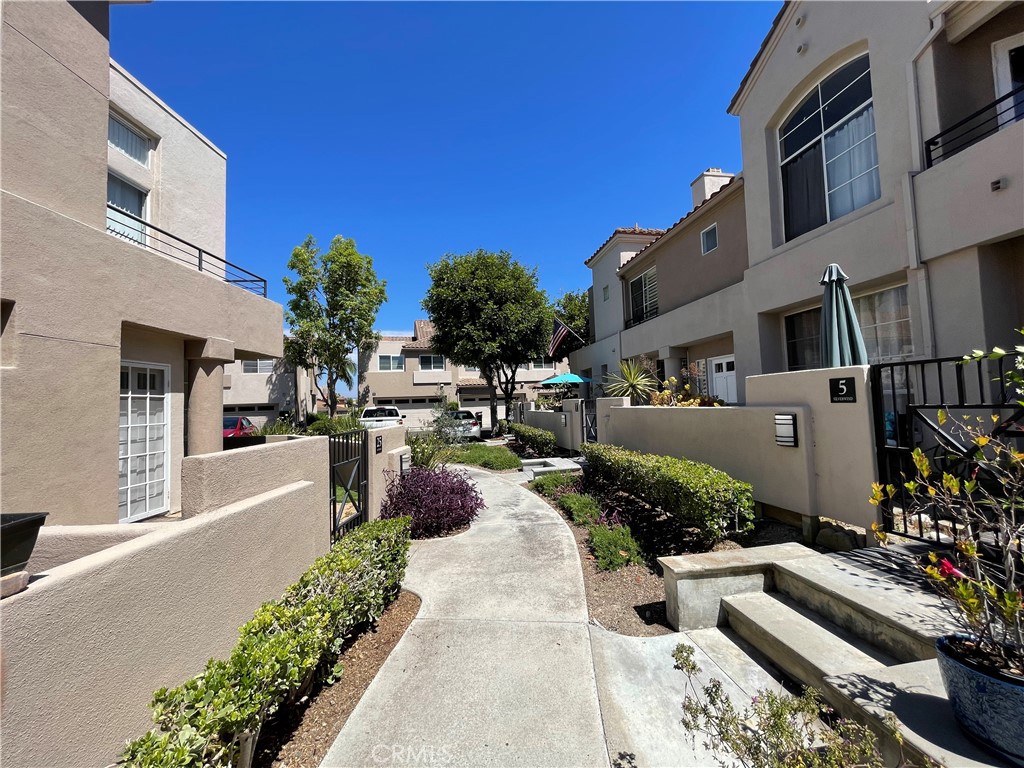 Desireable End Unit in the highly sought-after Windsong community of Aliso Viejo. This Beautiful light filled 3 bedroom and 2.5 bath with a private wrap around front / side yard home is located in a gated community - Windsong. Residents enjoy resort-style amenities, including a pool, spa, tennis & pickleball courts, toddler lot, and playground. This prime location offers easy access to local parks, hiking trails, award-winning schools, Aliso Viejo Town Center, 73 Tollroad, and minutes from world-class beaches!