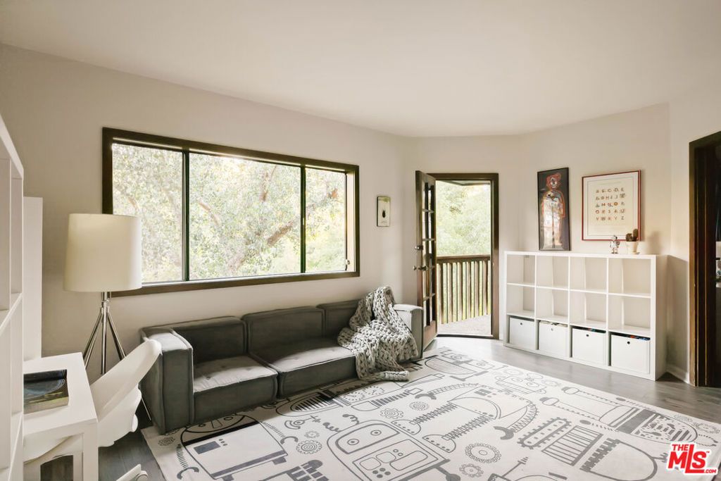 listing image 130722236786868000960