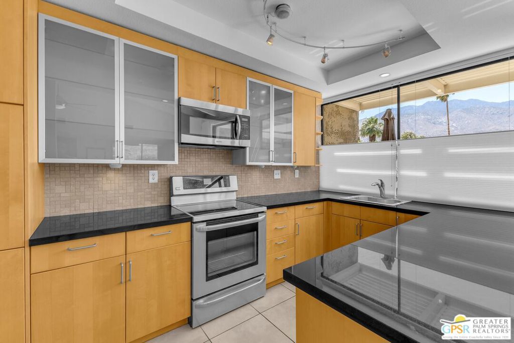 858 N Calle De Mimosas