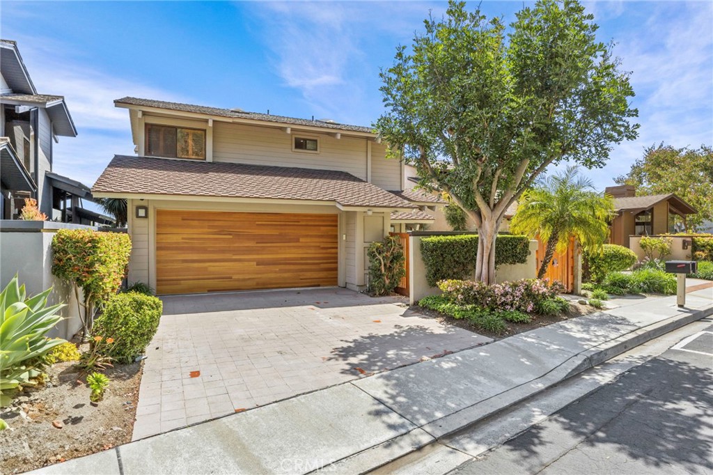 LOCATION , LOCATION , LOCATION Located in Laguna Niguel , so beautiful house close to the beach, gated community 'Laguna Wood ' Crafted by the renowned Laguna Architect, Chris Abel .
This cozy retreat features vaulted ceilings , natural lighting which flows through oversized windows and unobstructed views.
This home also features a backyard designed for entertainment, with a beautiful pool and spa , built-in BBQ.
Must see .