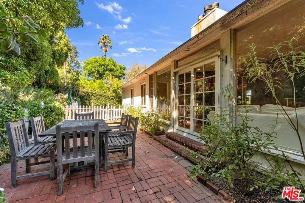 Sherman Oaks, California 91403, United States, 4 Bedrooms Bedrooms, ,2 BathroomsBathrooms,Residential,Active,230019