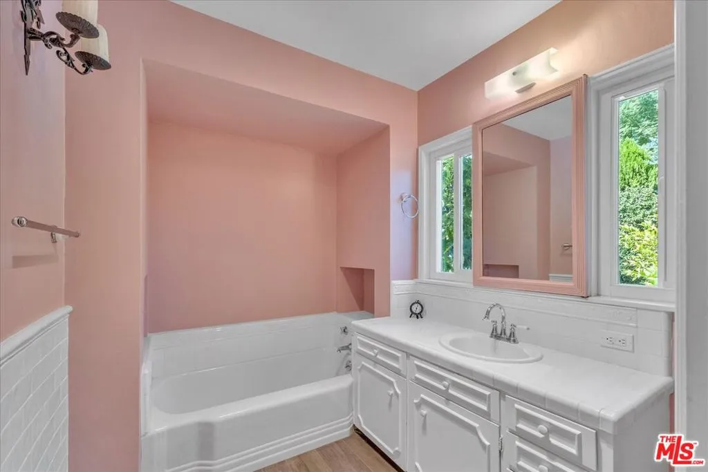 Sherman Oaks, California 91403, United States, 4 Bedrooms Bedrooms, ,2 BathroomsBathrooms,Residential,Active,230019