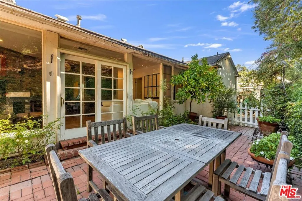 Sherman Oaks, California 91403, United States, 4 Bedrooms Bedrooms, ,2 BathroomsBathrooms,Residential,Active,230019