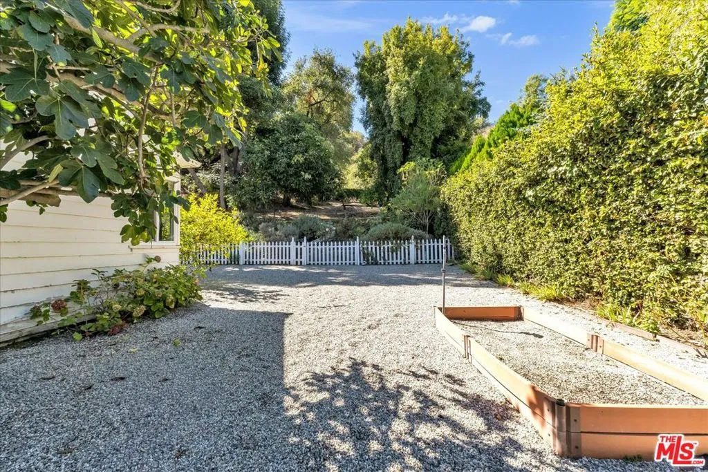 Sherman Oaks, California 91403, United States, 4 Bedrooms Bedrooms, ,2 BathroomsBathrooms,Residential,Active,230019