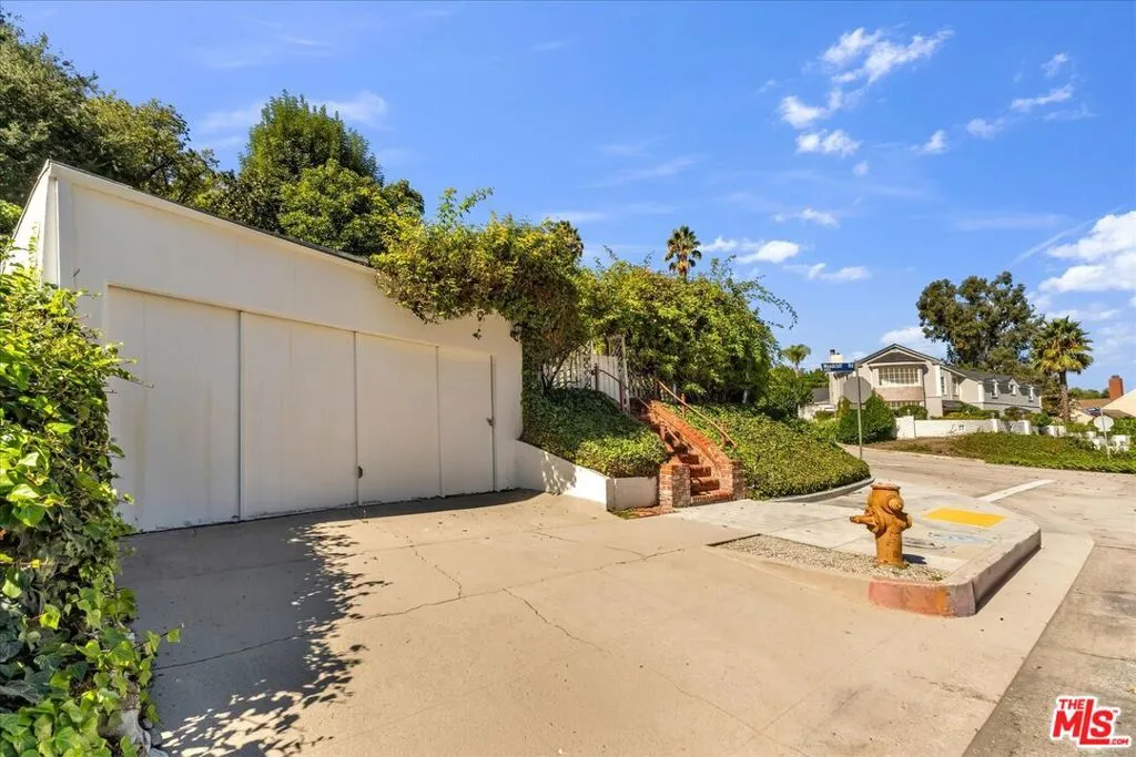 Sherman Oaks, California 91403, United States, 4 Bedrooms Bedrooms, ,2 BathroomsBathrooms,Residential,Active,230019