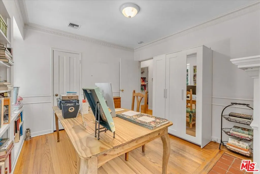 Sherman Oaks, California 91403, United States, 4 Bedrooms Bedrooms, ,2 BathroomsBathrooms,Residential,Active,230019