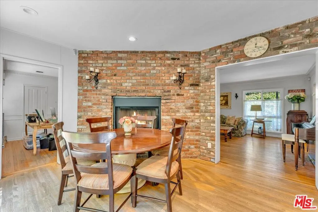 Sherman Oaks, California 91403, United States, 4 Bedrooms Bedrooms, ,2 BathroomsBathrooms,Residential,Active,230019