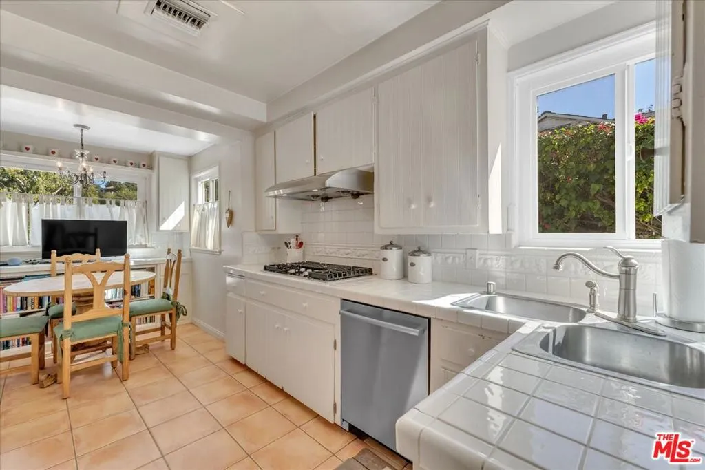 Sherman Oaks, California 91403, United States, 4 Bedrooms Bedrooms, ,2 BathroomsBathrooms,Residential,Active,230019