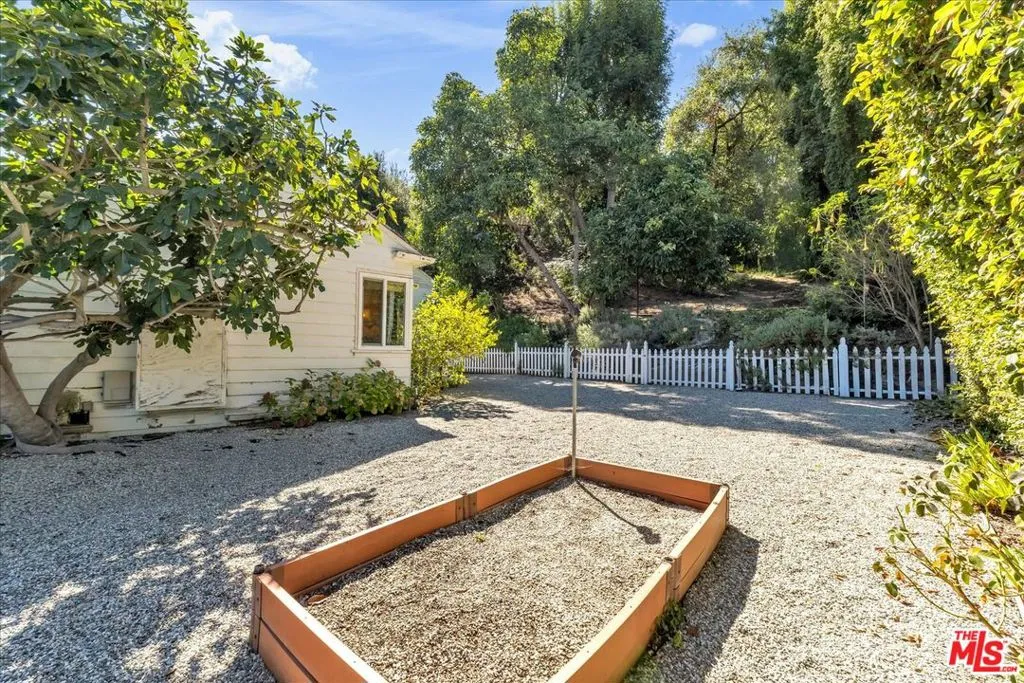 Sherman Oaks, California 91403, United States, 4 Bedrooms Bedrooms, ,2 BathroomsBathrooms,Residential,Active,230019