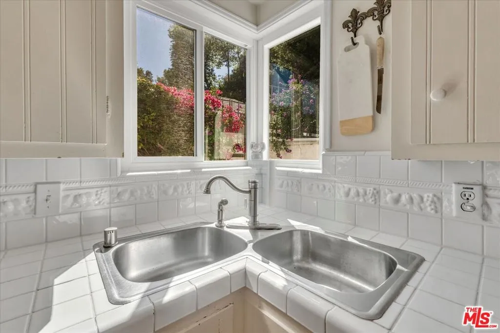 Sherman Oaks, California 91403, United States, 4 Bedrooms Bedrooms, ,2 BathroomsBathrooms,Residential,Active,230019