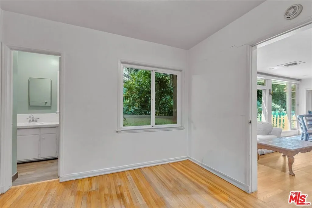 Sherman Oaks, California 91403, United States, 4 Bedrooms Bedrooms, ,2 BathroomsBathrooms,Residential,Active,230019