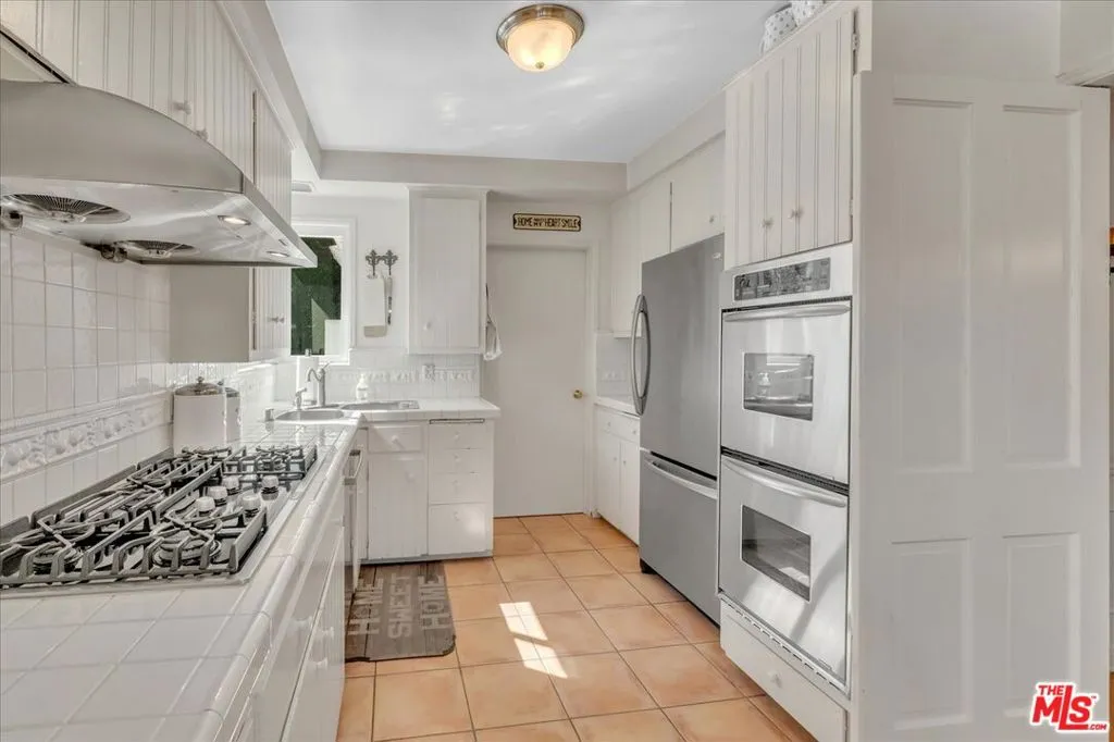 Sherman Oaks, California 91403, United States, 4 Bedrooms Bedrooms, ,2 BathroomsBathrooms,Residential,Active,230019