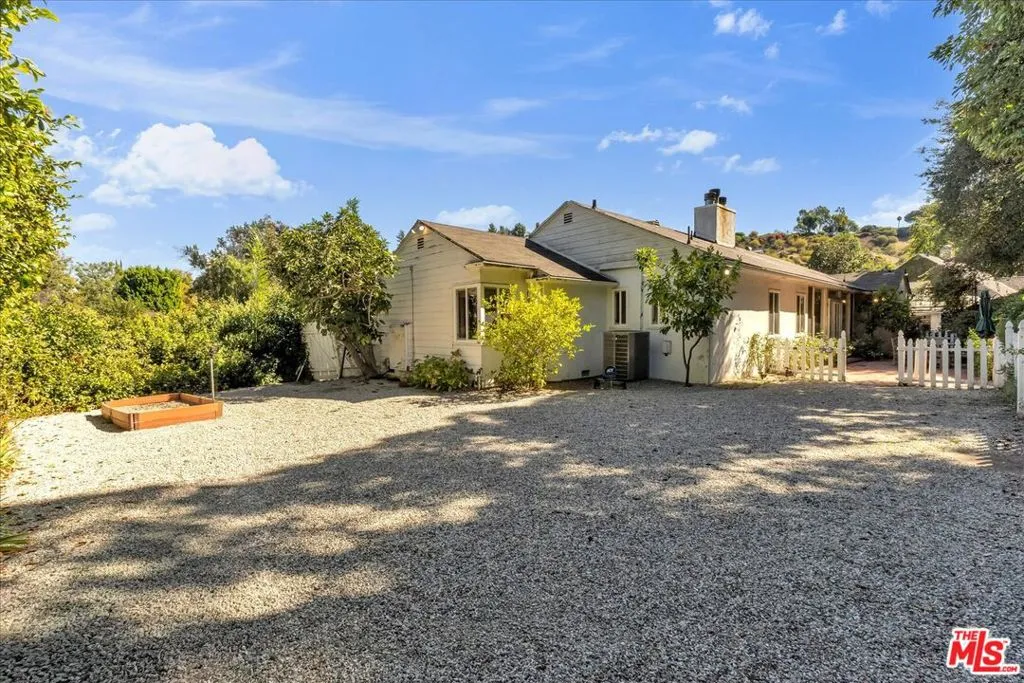 Sherman Oaks, California 91403, United States, 4 Bedrooms Bedrooms, ,2 BathroomsBathrooms,Residential,Active,230019