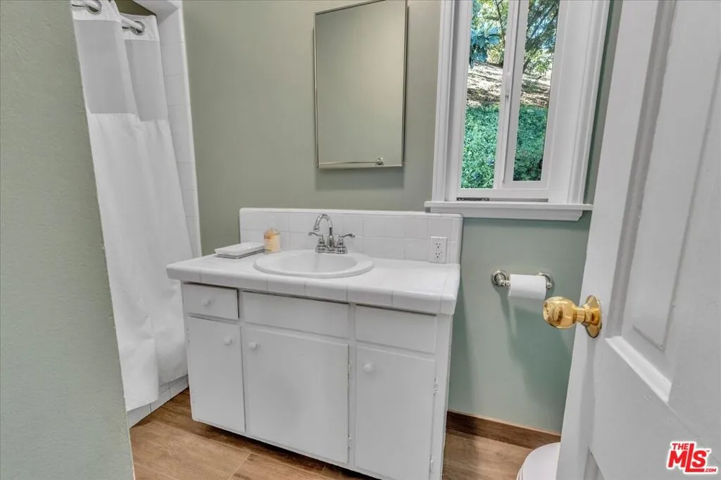 Sherman Oaks, California 91403, United States, 4 Bedrooms Bedrooms, ,2 BathroomsBathrooms,Residential,Active,230019