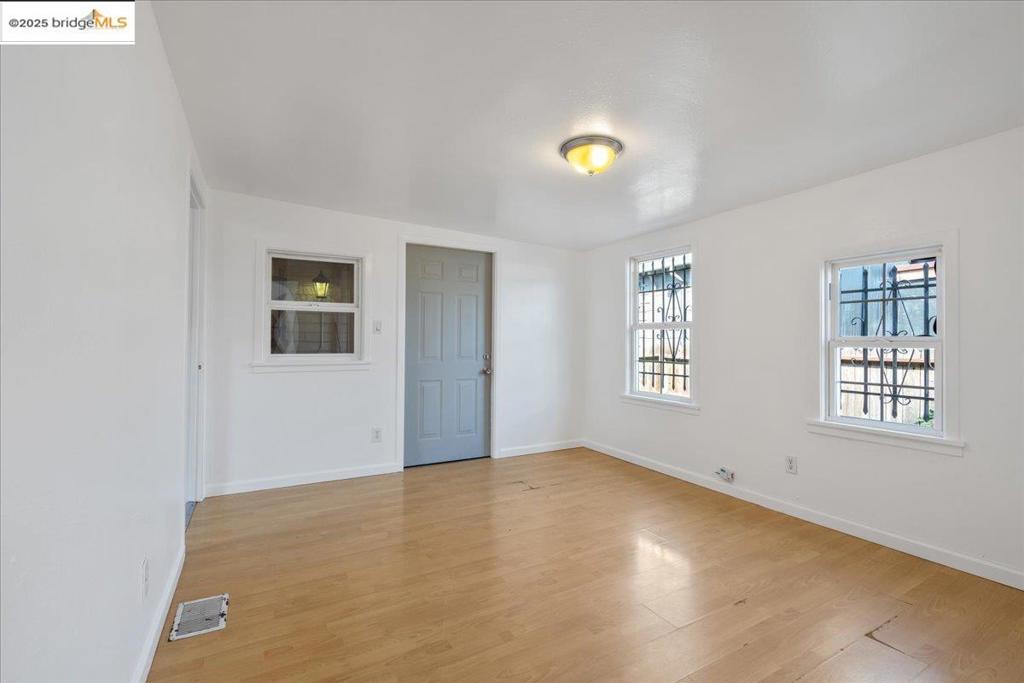 EAST OAKLAND - Residential Income