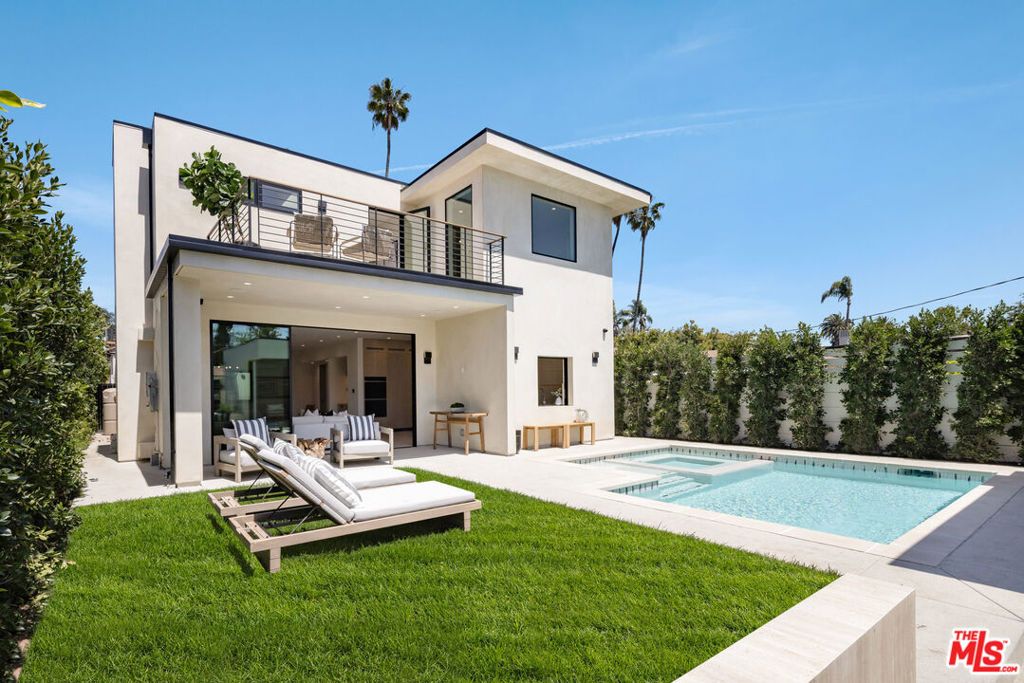 Photo of 2115 Walnut Avenue, Venice, CA 90291 (MLS # 25616549)