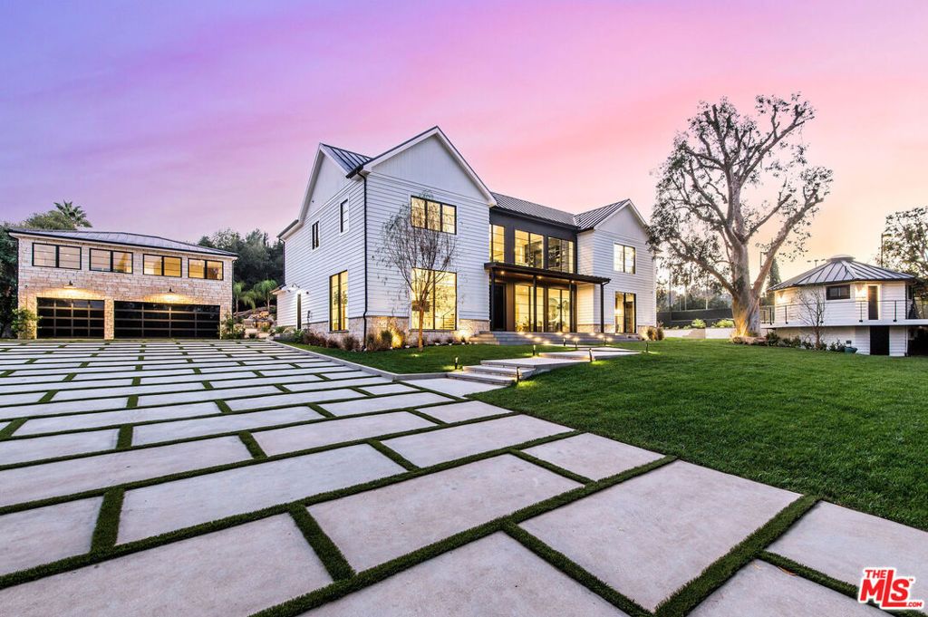 Photo of 18762 Wells Drive, Tarzana, CA 91356 (MLS # 26837409)