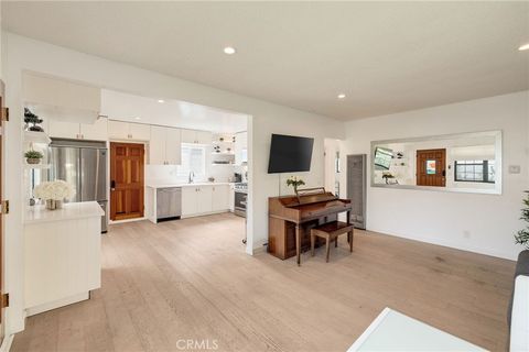 Photo of 207 S Aviation Boulevard, Manhattan Beach, CA 90266 (MLS # SB25176505)