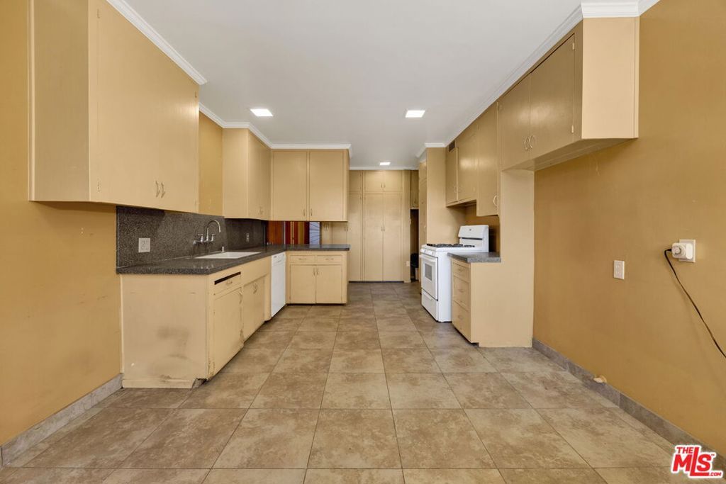 Photo of 7230 Outpost Cove Drive, Los Angeles, CA 90068 (MLS # 25598305)
