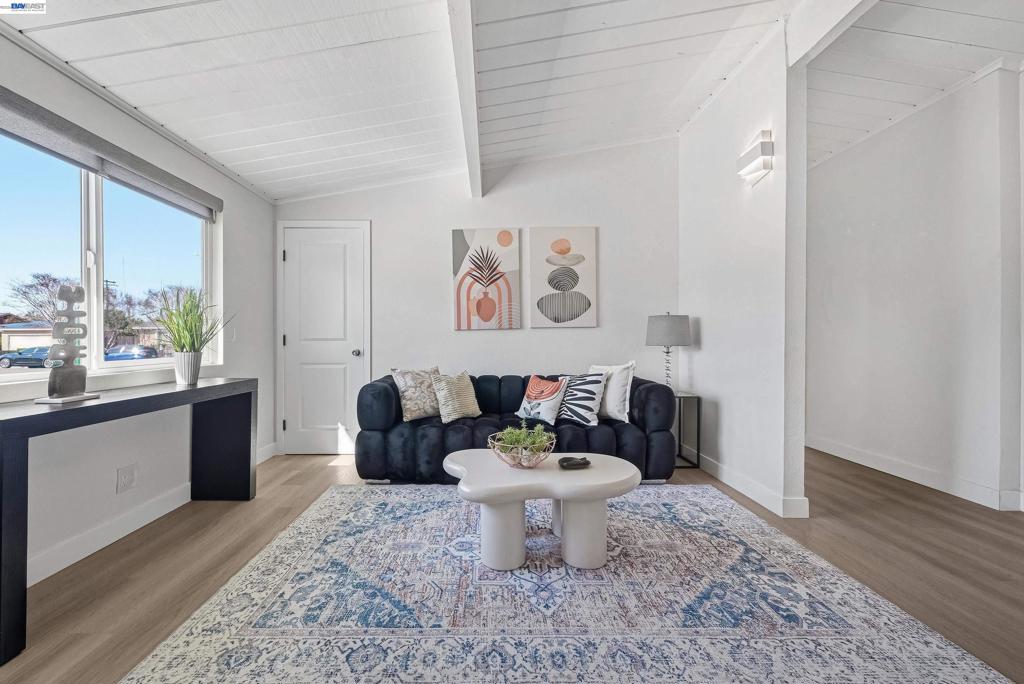 2498 2498 Peachtree Ln