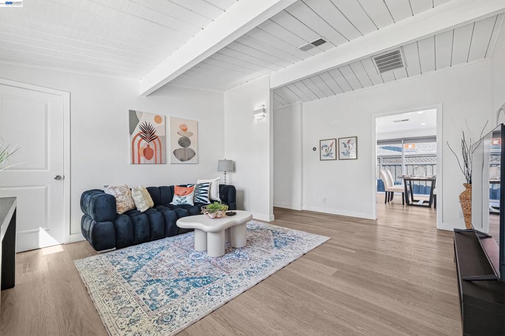 2498 2498 Peachtree Ln