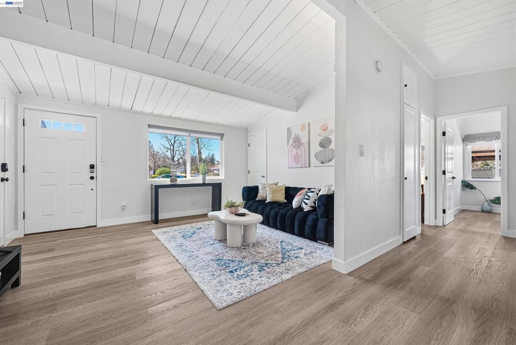 2498 2498 Peachtree Ln