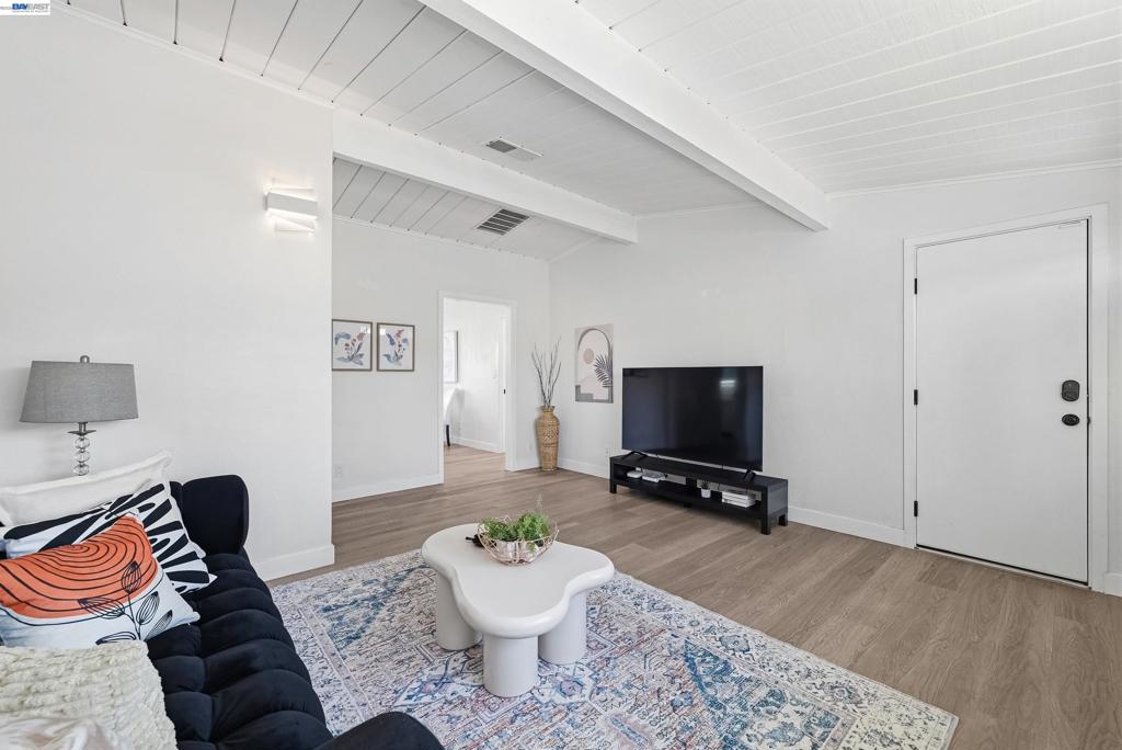 2498 2498 Peachtree Ln