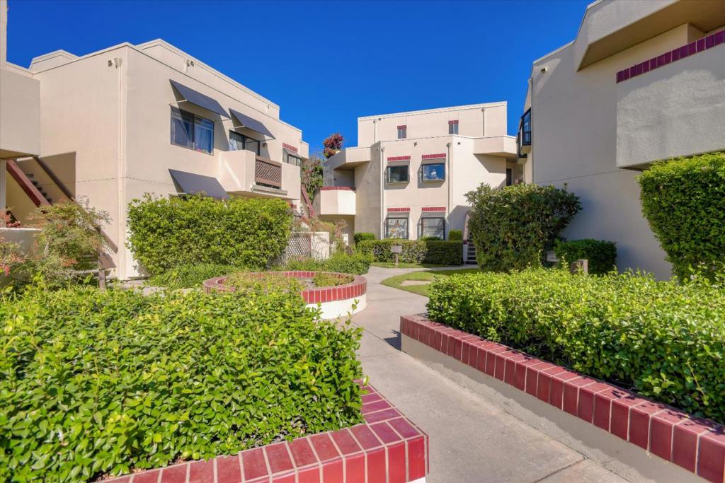 What a wonderful location...so peaceful & serene! Sit on the ourdoor patio and work from home while gazing at the ducks floating in the lagoon. Walk to Oracle, dine at Mistral or join the Bay Club...all very close proximity to this unit. In unit laundry closet includes a washer/dryer. Naturally lit and bright kitchen with granite counters. Living room consists of a romatic fireplace with a built in clock, laminate wood flooring and a dining area. The bedroom has access to the outdoor patio too for fresh air. Plantation shutters, granite counters in the bathroom and 2 extra storage closets for bikes & outdoor gear. Plus you even have use of the pool & clubhouse! This is a unit you do not want to miss! EXCELLENT VALUE FOR ALL THAT IS OFFERED!