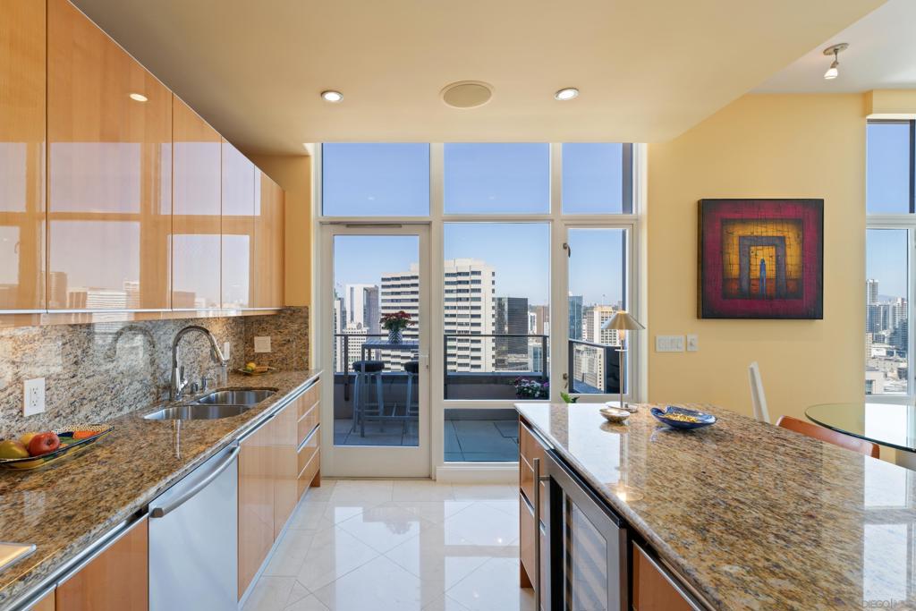 550 Front St 2702