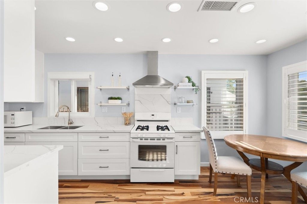 Photo of 8911 Cattaraugus Avenue, Los Angeles, CA 90034 (MLS # SB25282382)