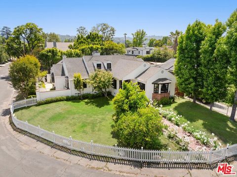 Photo of 12302 Sarah Street, Studio City, CA 91604 (MLS # 26828313)